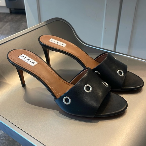 NIB ALAIA GROMMET LEATHER MULES 3” HEEL. 40/9 - Picture 1 of 9